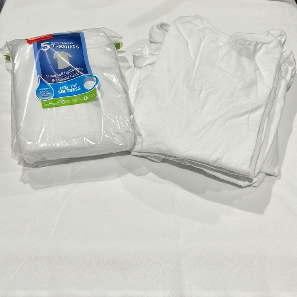HANES. Boys Tagless T-shirts. 5 NWT (in Package) And 6 NWOT. Size Medium.